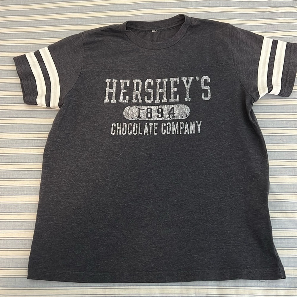 HERSHEYS CHOCOLATE COMPANY BOYS TEE. SIZE YM